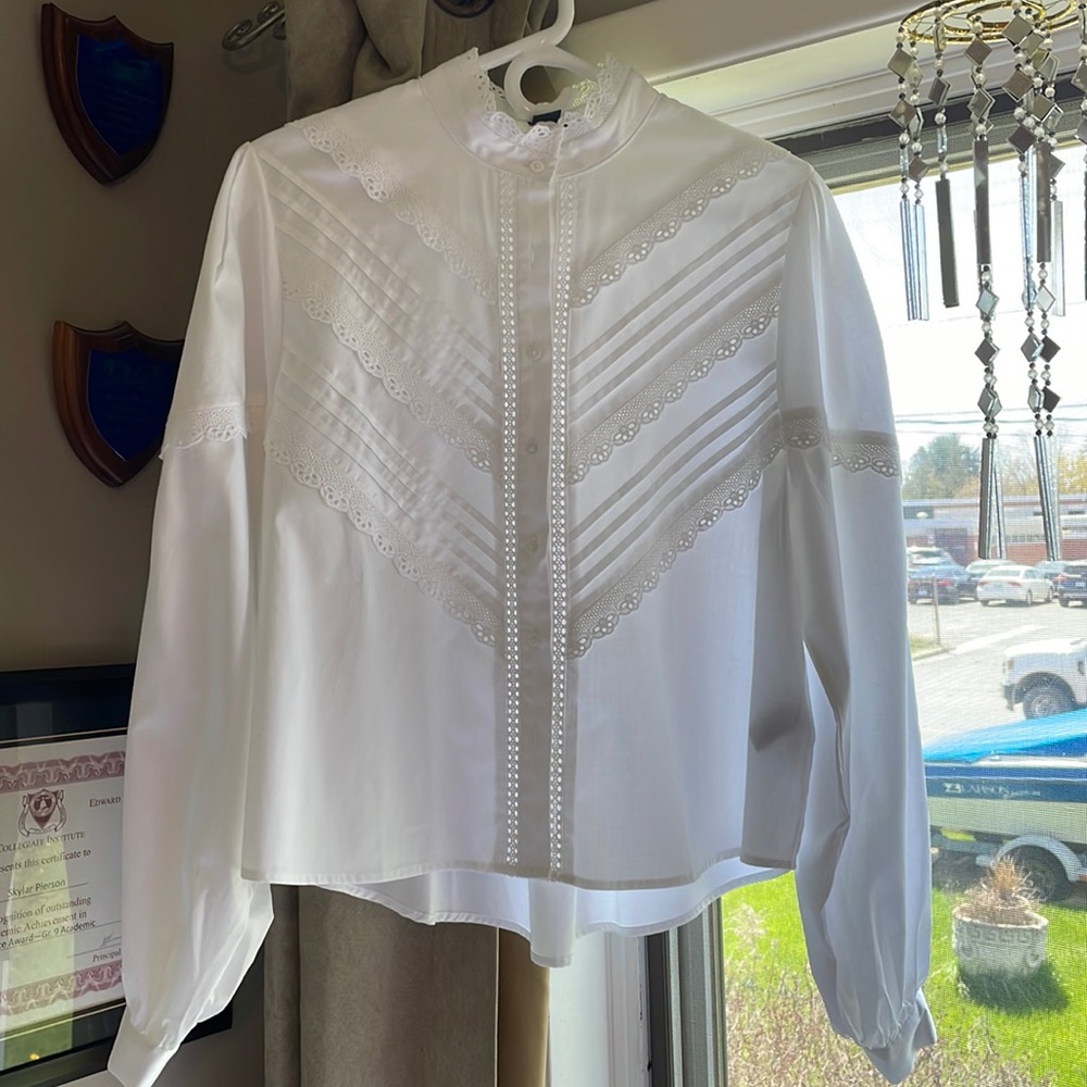 NWOT, ICONE white blouse, size L, lovely, crisp summer-wear 🐝🥰🦋🌷